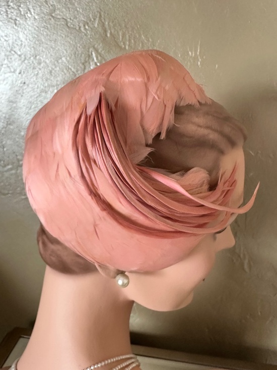 ELEGANT 1950s\' PINK FEATHER COCKTAIL HAT WITH BEADED JEWEL main image 4